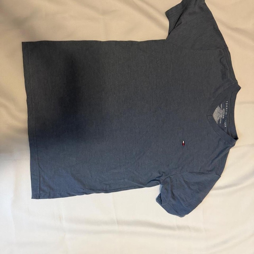 ❤️ Tommy Hilfiger V-Neck Tee – Youth Medium